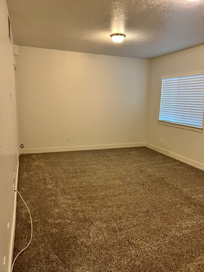 Building Photo - Bluffdale Townhouse