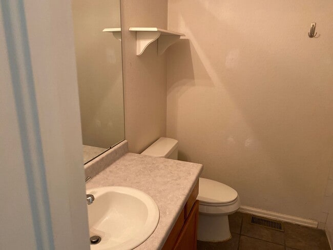 Building Photo - Wonderfully updated and maintained 3 bedro...