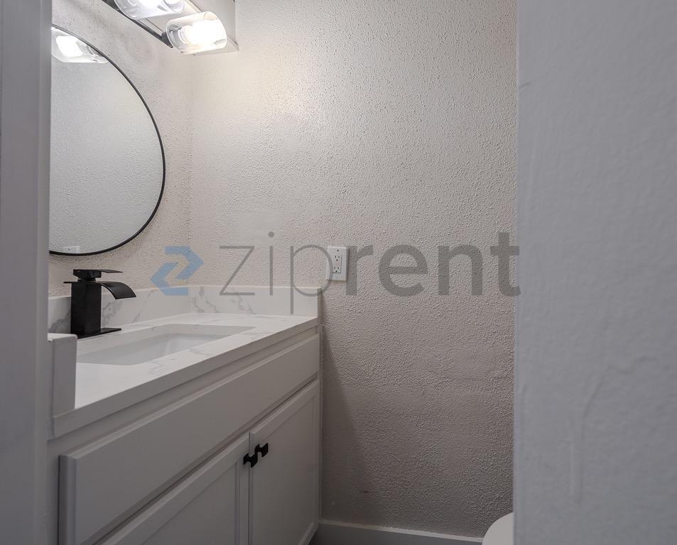 Building Photo - 19 Lakeway St