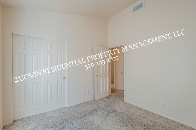 Building Photo - 11174 N Sand Pointe Dr