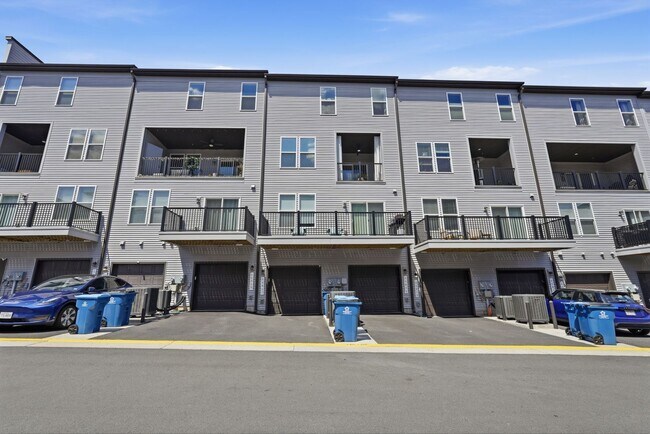 Building Photo - Experience upscale living in one of Ashburn’s most desirable communities.
