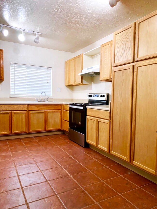 Building Photo - 502 Los Arboles Ave NW