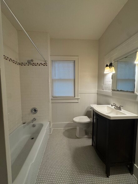 Building Photo - 233 N Poplar Ave