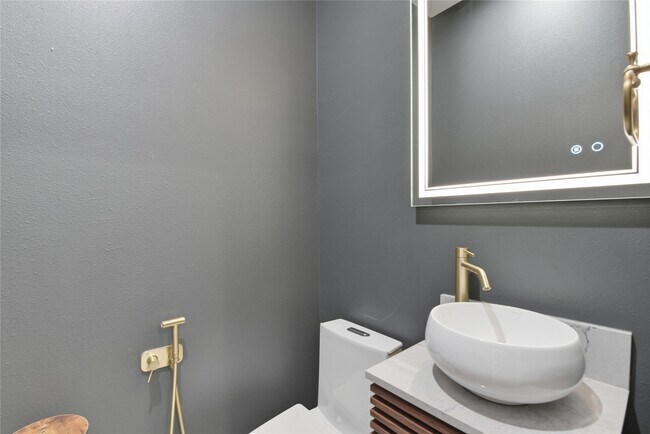 Building Photo - 529 Memorial Heights Dr