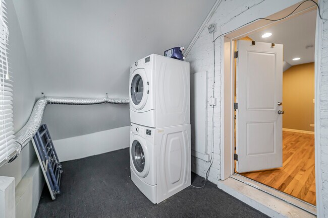 Building Photo - 2042 W Cullerton St