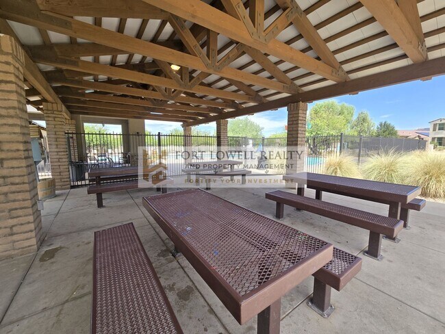 Building Photo - Modern 3 Bed / 2 Bath Home with Open Floor...