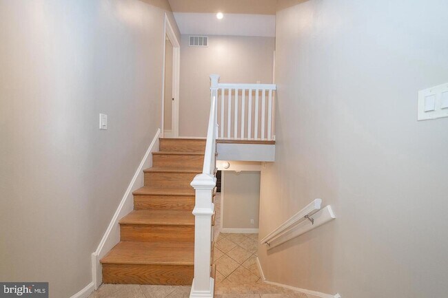 Building Photo - 327 Strathmore Rd