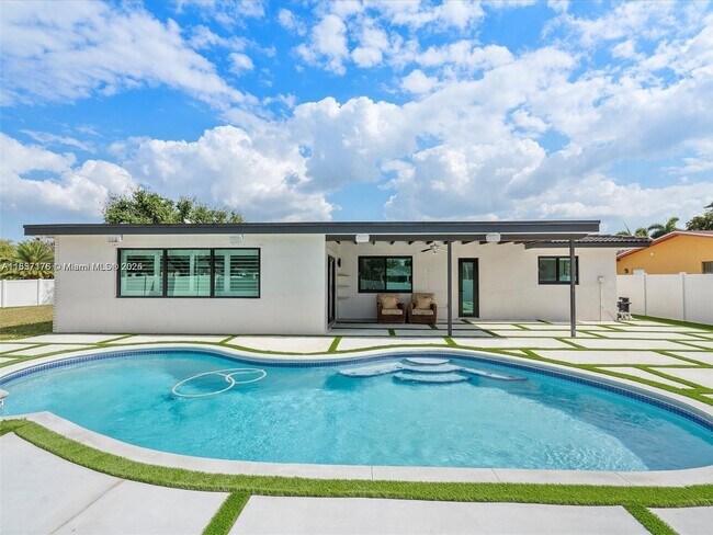 Building Photo - 1650 NW 114th Ave