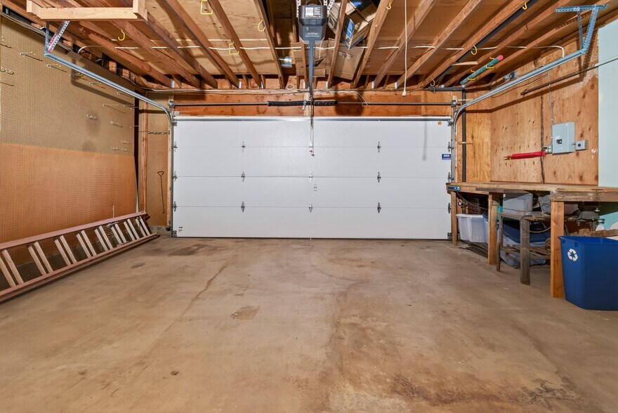 Building Photo - 13962 Barrymore St