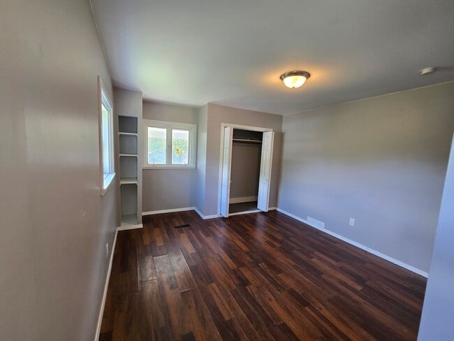 Building Photo - 2 Bedroom House