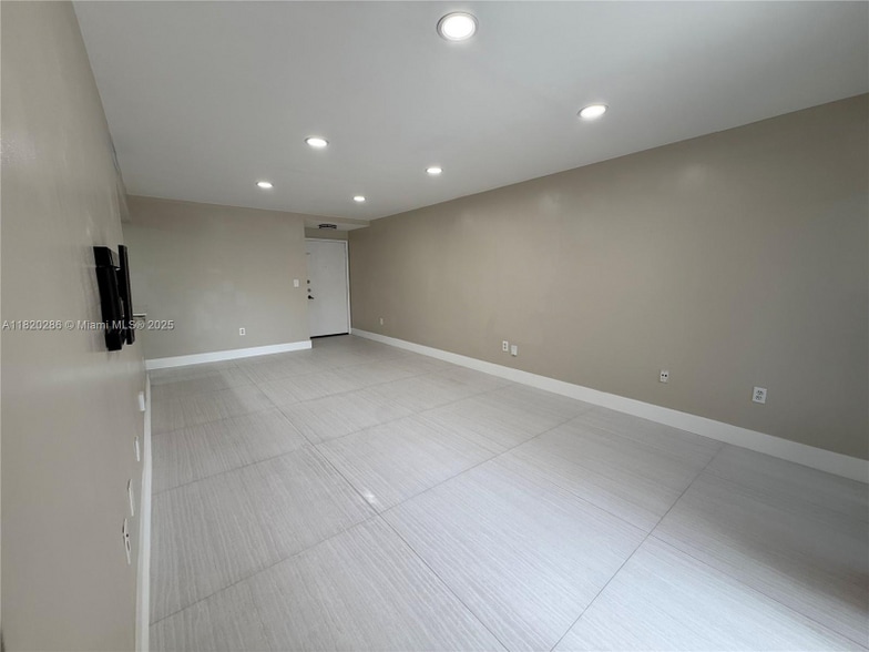 Building Photo - 9405 Fontainebleau Blvd