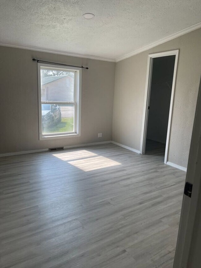 Building Photo - Remodeled Home - Exeter