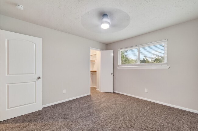 Building Photo - 2402 Oak Shores Dr