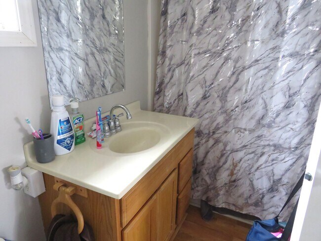 Building Photo - 105 N State St