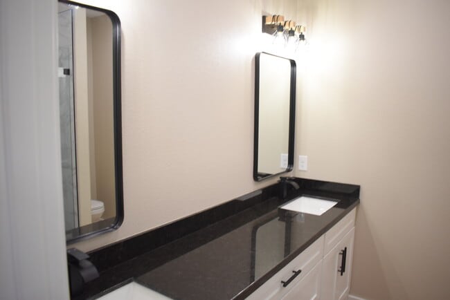 Building Photo - 2713 Sullivan Dr