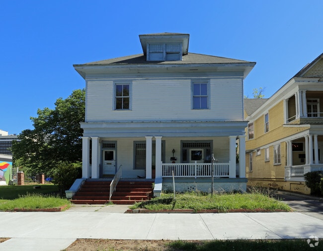 Building Photo - 563 Greene St