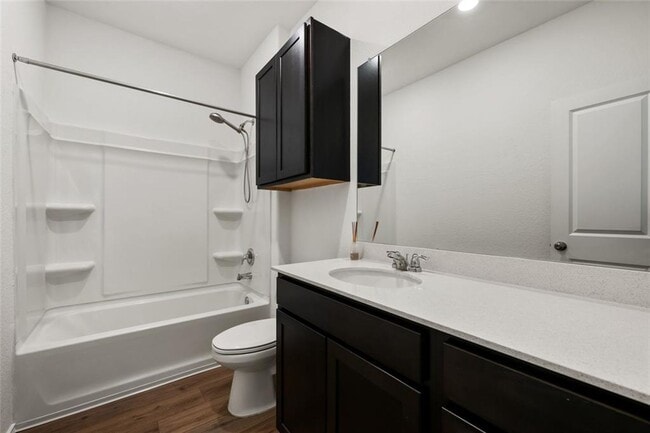 Building Photo - Spacious 3-Bedroom 2 bath with Private Bac...