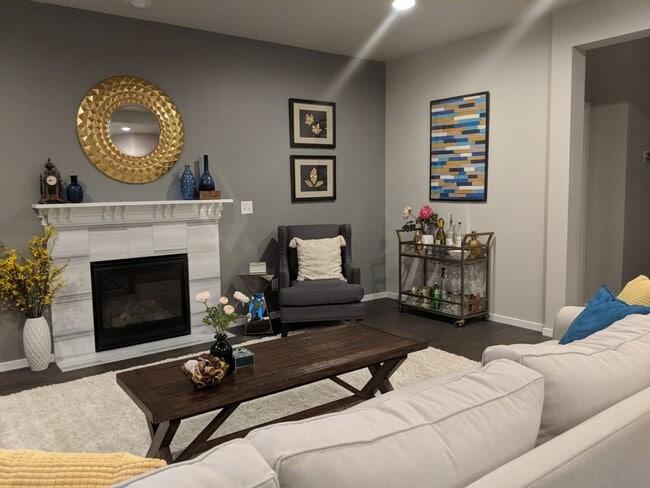 Building Photo - Spacious Corner 5 bed Single Family Home i...