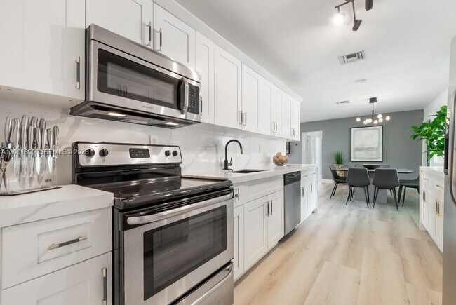 Building Photo - 18641 Belview Dr