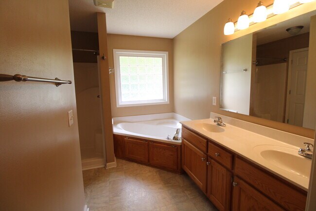 Building Photo - 2105 Hobbit Way