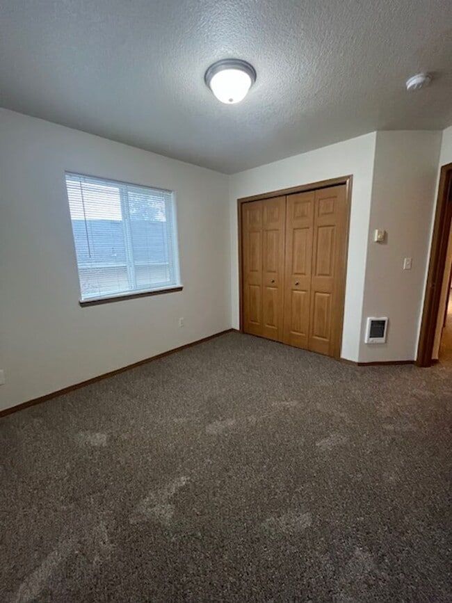 Building Photo - 3 Bedroom Town Home Gresham