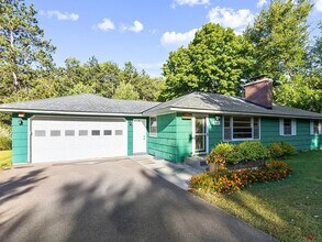 Building Photo - Welcome to this charming 3 bedroom, 3 bathroom home in the desirable Minnetonka. Avail. April 1st...
