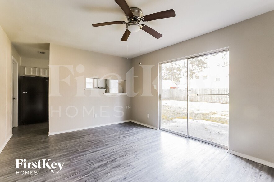 Building Photo - 3303 Sycamore Springs Dr