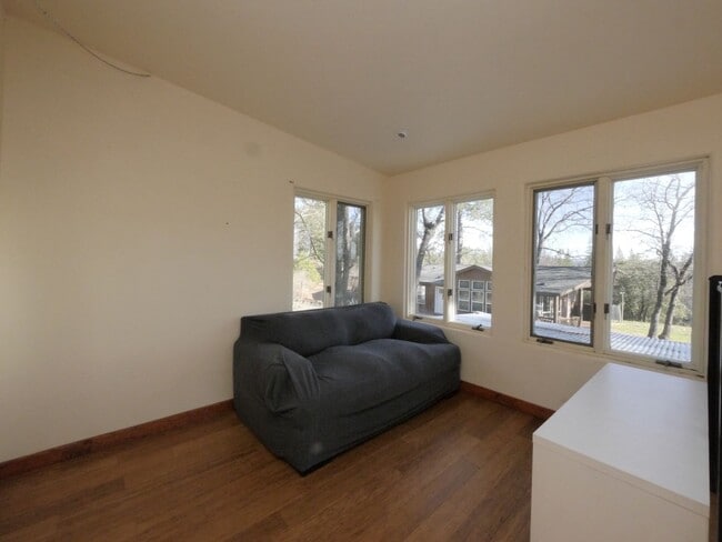 Building Photo - 916 Simpson Rd