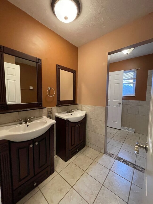 Building Photo - Large 4 bed/2 bath with garage - W. Hamble...