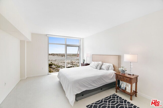 Building Photo - 13700 Marina Pointe Dr