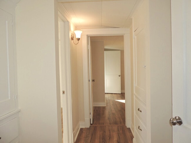 Building Photo - 3 Bedroom Bungalow for Rent!