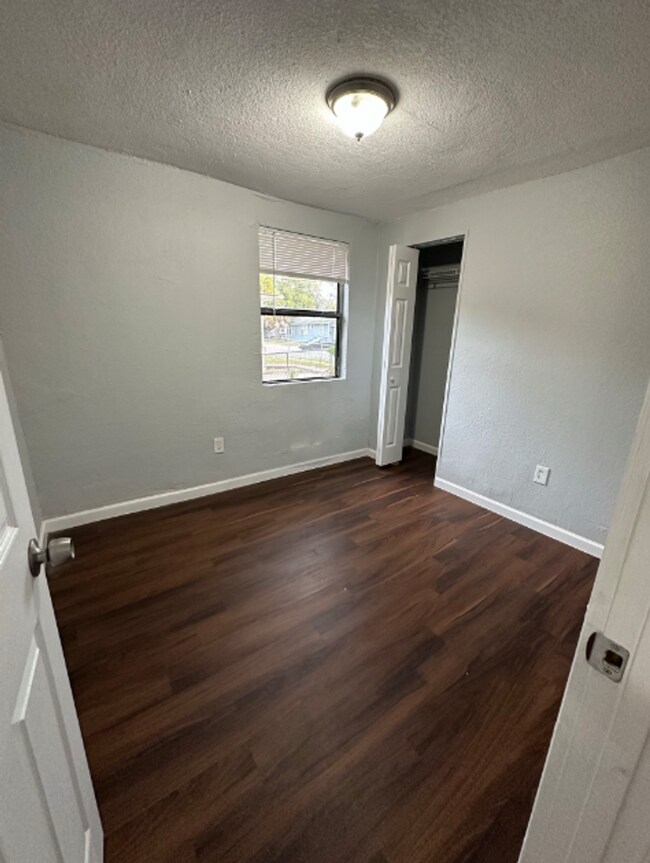 Building Photo - Renovated** Move in Ready** 3/2 Single Family home : Available Now!