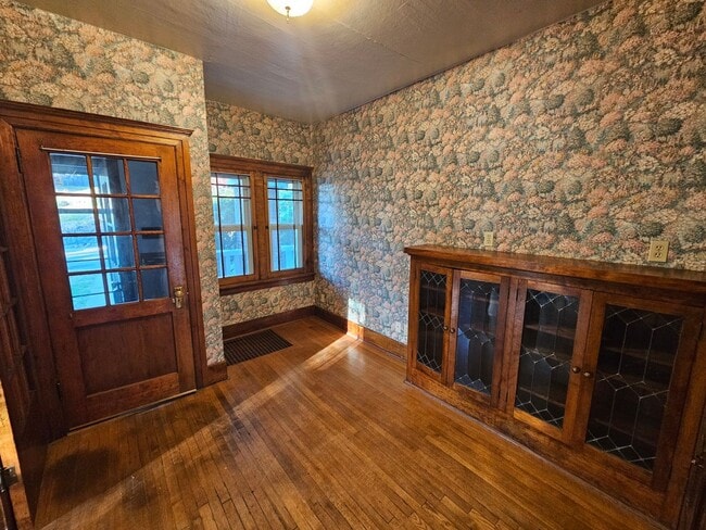 Building Photo - Beautiful Home on South Hill