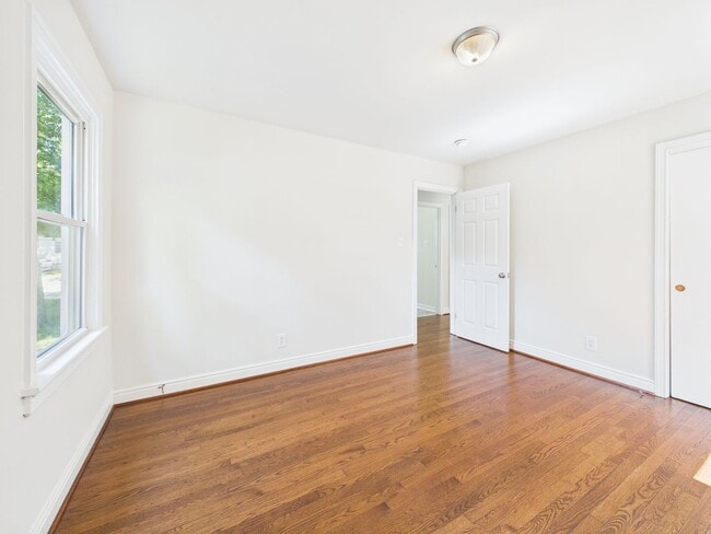 Building Photo - 955 Barlen Dr