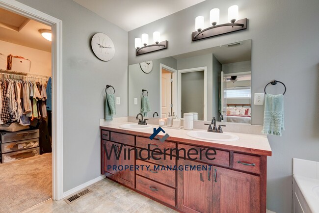 Building Photo - 3 Bed 2.5 Bath Townhome