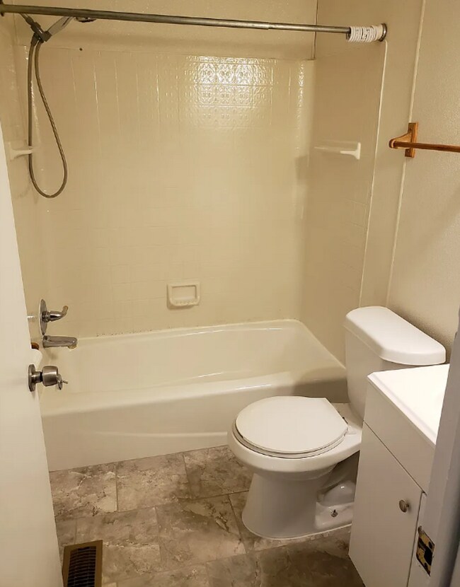 Building Photo - Three Bedroom for Rent!
