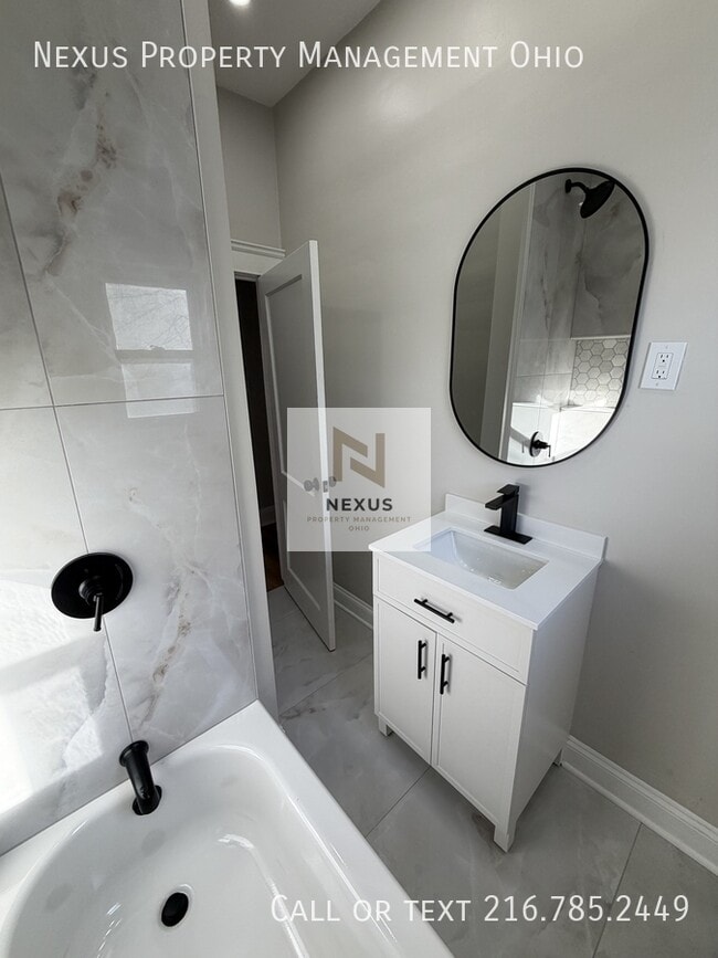 Building Photo - 843 E 232nd St