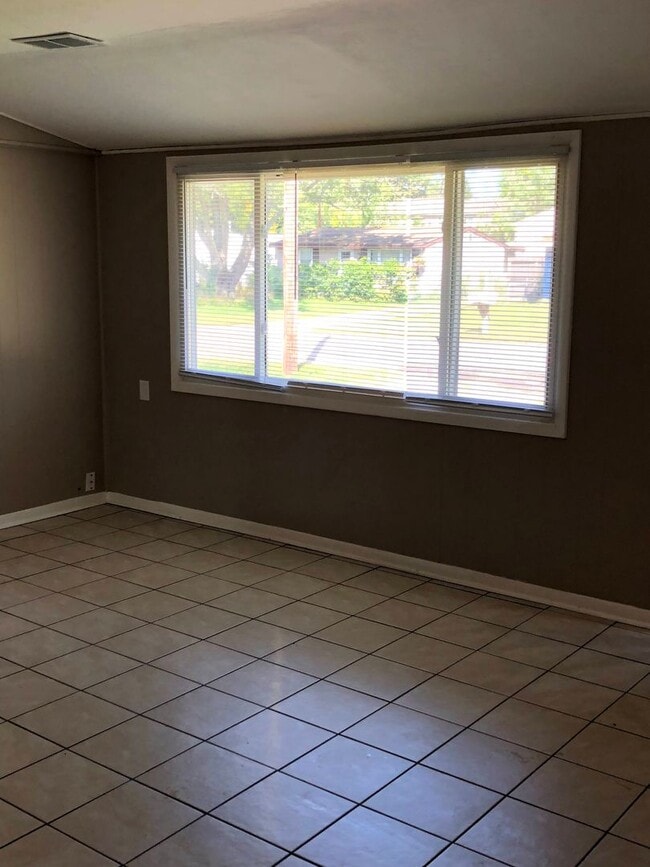 Building Photo - 2409 Greenbelt Dr
