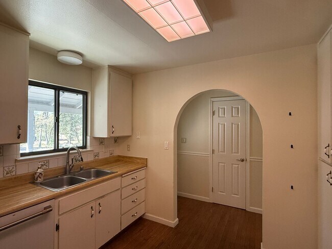 Building Photo - 4161 Helen Ln