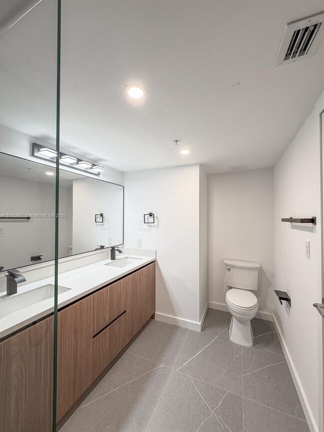 Building Photo - 1800 N Bayshore Dr