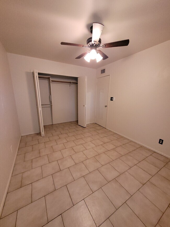 Building Photo - 3139 E Glenrosa Ave