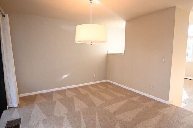 Building Photo - Tranquil / Updated Townhome in Gated in Vi...