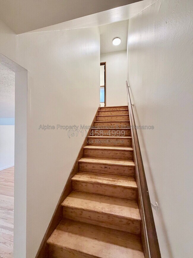 Building Photo - 7030 SW Canyon Crest Dr