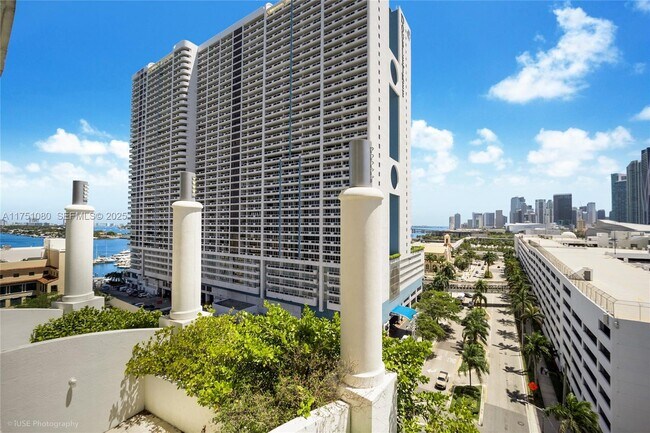 Building Photo - 1750 N Bayshore Dr