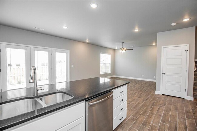 Building Photo - 2010 Periwinkle Pl