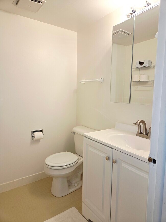 Building Photo - 150 Fountainview Ln