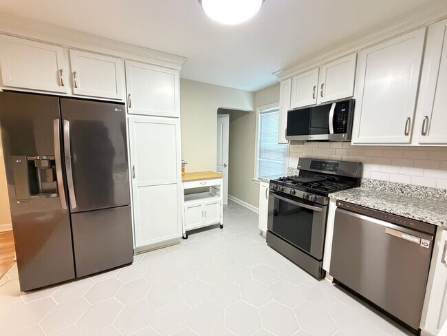 Building Photo - The 3 Bedroom In St. Matthews You've Been Looking For!