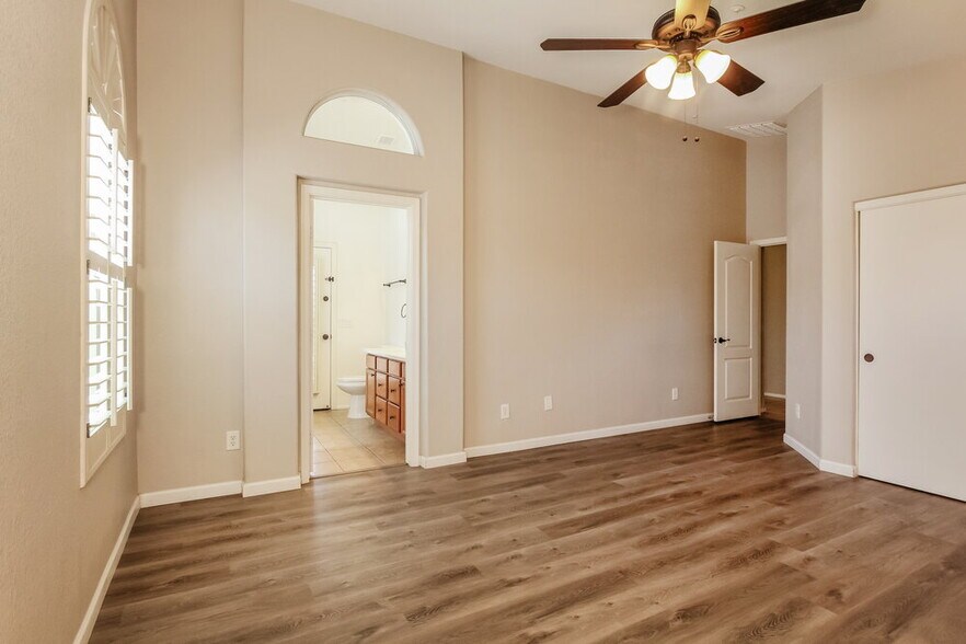 Building Photo - 8026 S 48th Dr