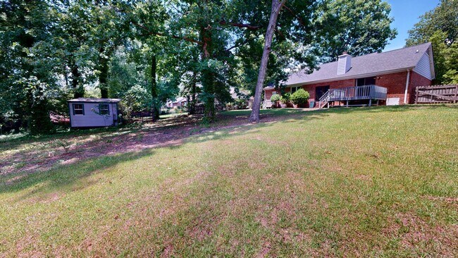 Building Photo - Charming 3 bedroom / 2 bathroom home with large fenced backyard near shopping & Fort Bragg!