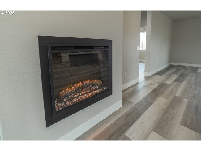 Building Photo - Stunning South Hill Home in Umatilla!!